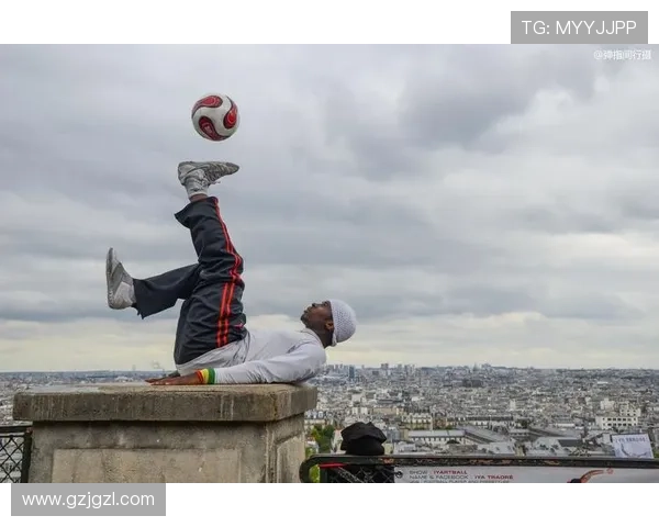 足球明星化身街头艺人惊艳路人视频引发热议与欢笑